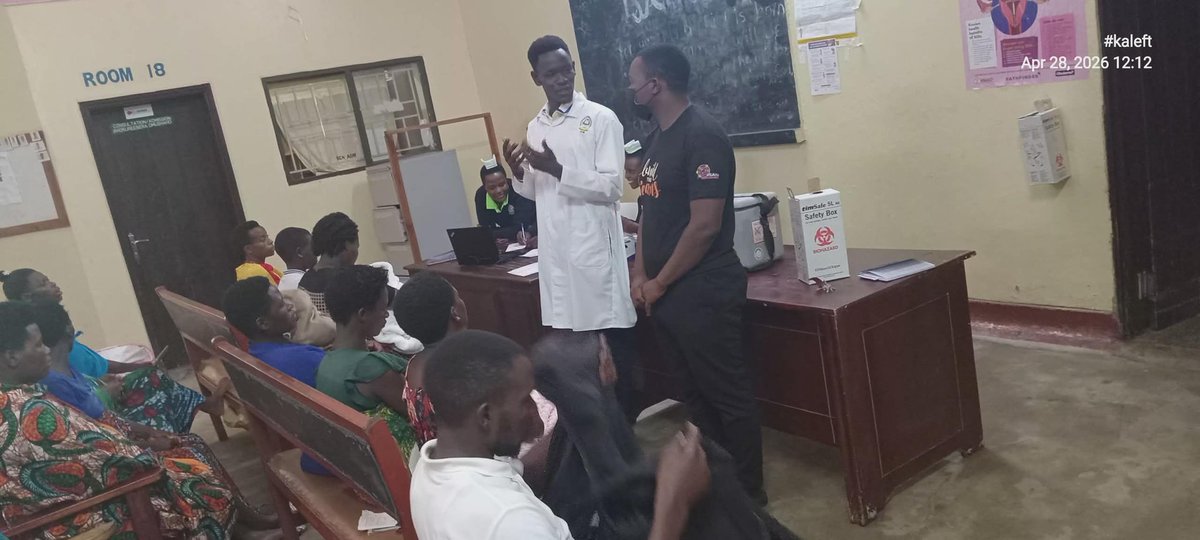 NutritionistKD's tweet photo. Amidst rains of Bwindi National Park, where @BwindiHospital sits, we offered Nutrition Education with Abala Timothy, ( Student Clinician) and guided him as we offer social student hands on, @unsbwindi @uchsbwindi.

We discussed different foods, how to prepare, how to ensure nutrients are preserved and complementary feeding at 6month.

We also explored how household environment and food security affects the food and nutrient intake.

At @BwindiHospital we value Health Education, Information, and knowledge sharing, since 75% of the diseases in Uganda are preventable, Nutrition does this over 70%.

We thank @MinofHealthUG @ashaba004 @RichardKabanda2 @AcknowledgeMe__ @newvisionwire @BushenyiBouy @BishopStuartUni @NkumbaUni @umu_nkozi @VUKampala @UniofOxford