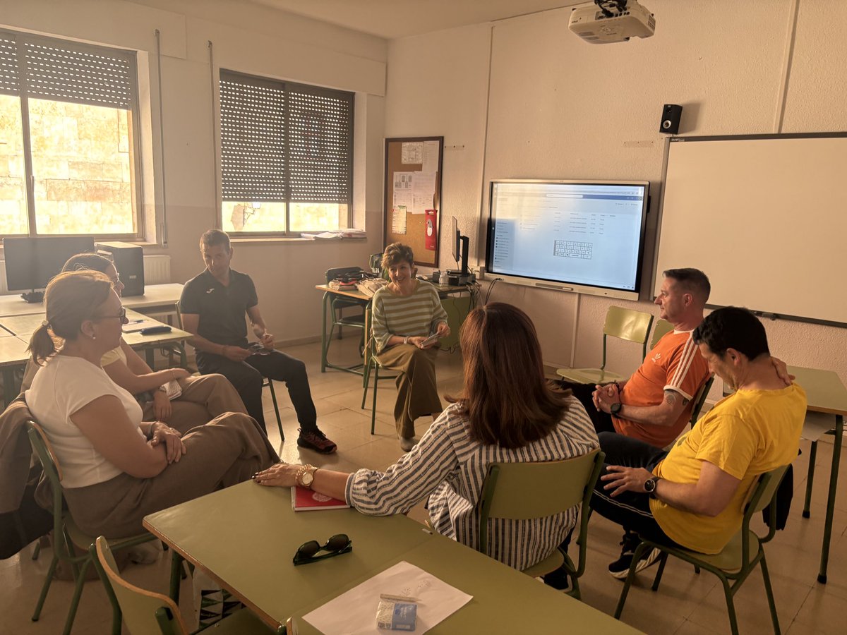CFIESAtic's tweet photo. 💙 Formación en gestión emocional en el ámbito educativo con Ana Isabel Quijada en el CEIP Santa Catalina, trabajando herramientas para mejorar el bienestar y la convivencia en el aula.
@cfiesalamanca #formaciónCyL https://t.co/0go6TcZ54I