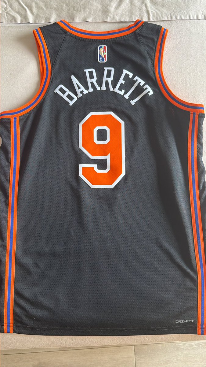 muhfuknfunnyguy's tweet image. This was the best City Edition jersey they came out with..

NBA 75 Year Anniversary Patch 🎯

RJ Barrett 🥲

HUGE GAME TONIGHT 

Let’s Go #Knicks ‼️🗽‼️🗽