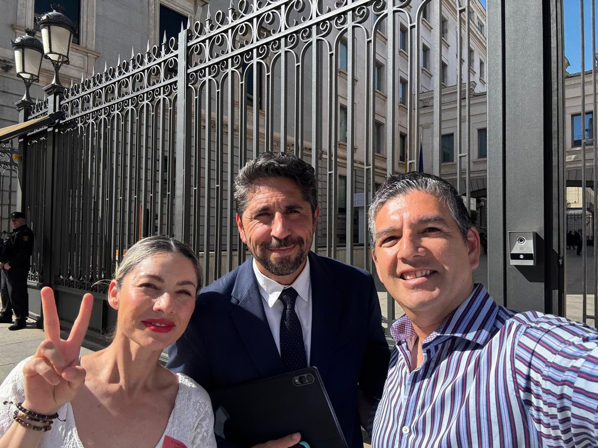 MaribelEscucha's tweet photo. Visita al @Congreso_Es #Madrid 🇪🇸, recinto histórico de la vida democrática en #España
Gracias al diputado @OscarRemejo por la conversación y el intercambio de puntos de vista. Destacamos lo bello de #Zamora, su casco histórico, su catedral románica, sus vistas al río Duero. https://t.co/vRPygkzCrk