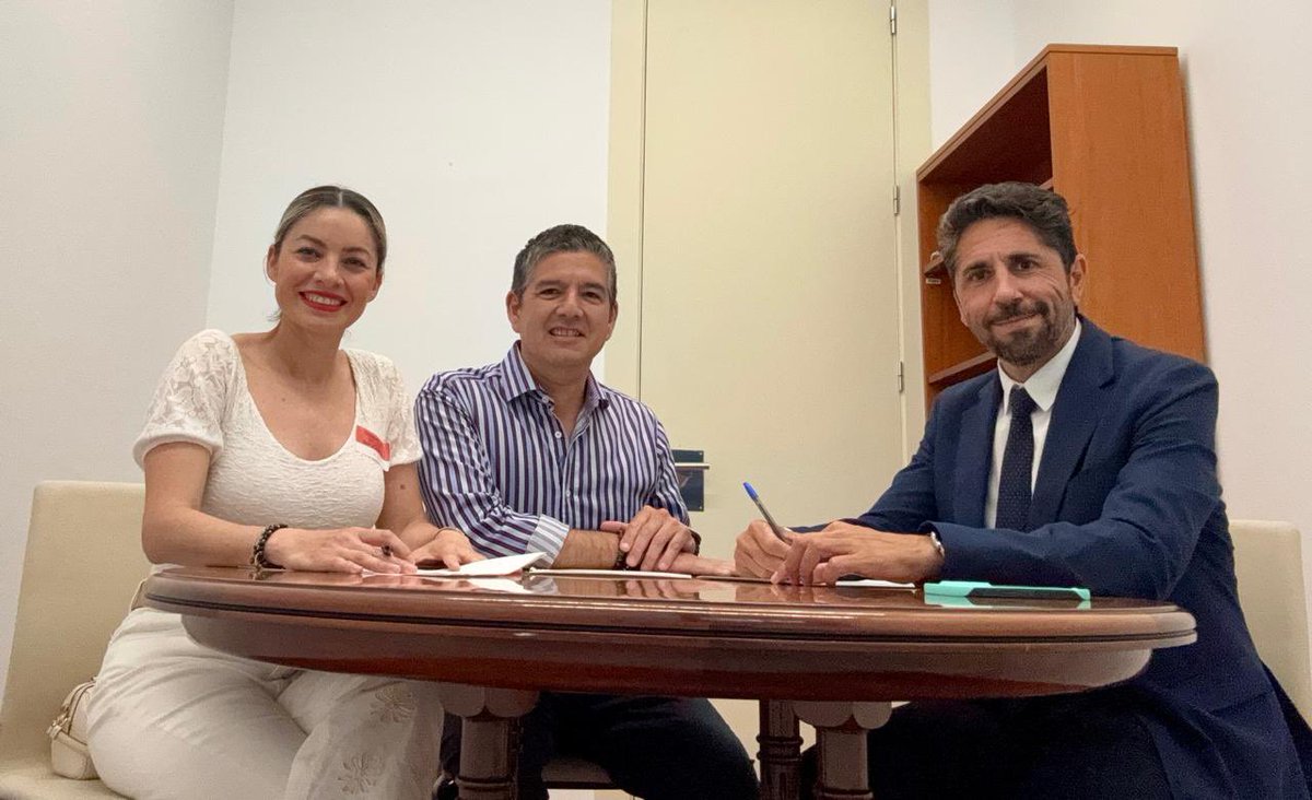 MaribelEscucha's tweet photo. Visita al @Congreso_Es #Madrid 🇪🇸, recinto histórico de la vida democrática en #España
Gracias al diputado @OscarRemejo por la conversación y el intercambio de puntos de vista. Destacamos lo bello de #Zamora, su casco histórico, su catedral románica, sus vistas al río Duero. https://t.co/vRPygkzCrk