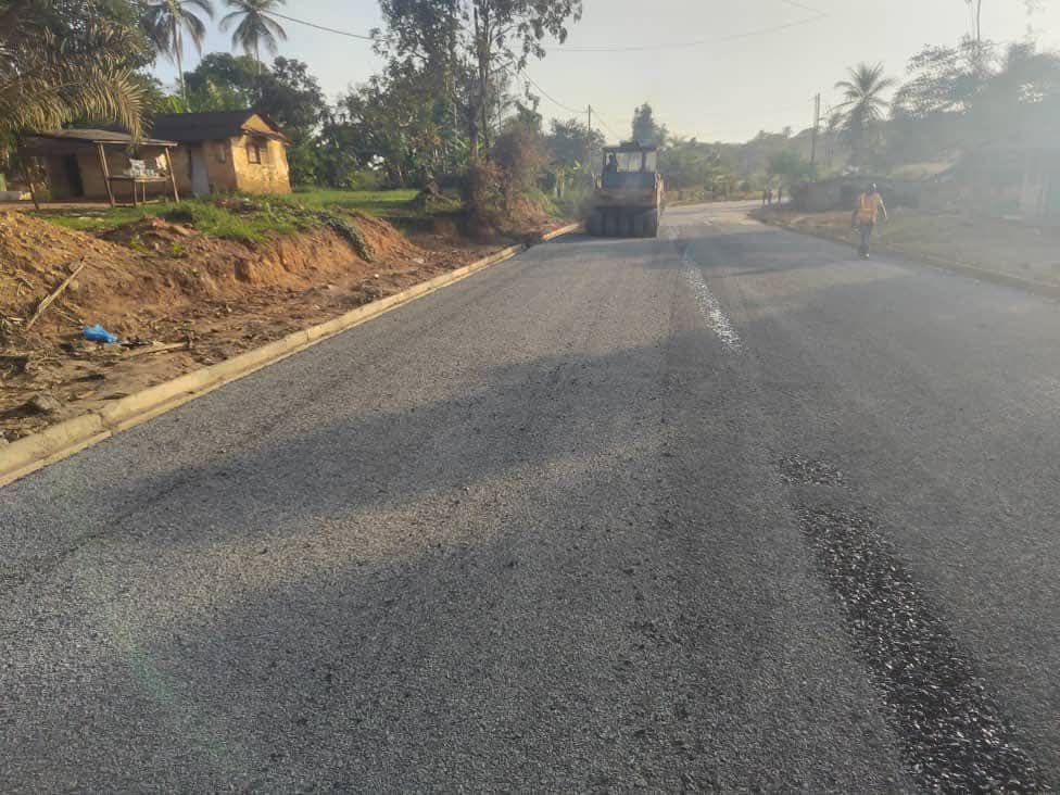 TheCameroonianZ's tweet image. Construction de la route Edéa-Dizangue #Cameroon : 

*Les travaux de chaussée connaissent un avancement appréciable.