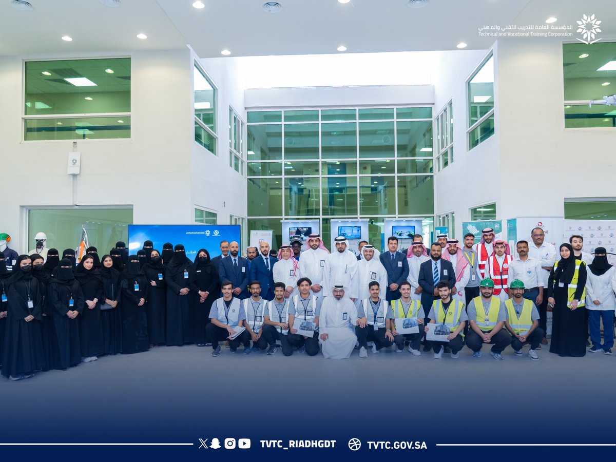 Tvtc_riyadhgdt's tweet photo. تكريم الإدارة العامة لـ #التدريب_التقني والمهني بمنطقة الرياض
لسعادة نائب المحافظ للخدمات المساندة د. بدر بن سليمان الأحمد،
تقديرًا لرعايته معرض الصحة والسلامة المهنية 2026،
والتقاط صور جماعية مع قيادات المنشآت التدريبية بالمنطقة والجهات المشاركة. https://t.co/m9H7NWOqES