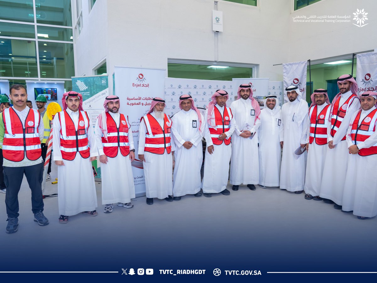 Tvtc_riyadhgdt's tweet photo. تكريم الإدارة العامة لـ #التدريب_التقني والمهني بمنطقة الرياض
لسعادة نائب المحافظ للخدمات المساندة د. بدر بن سليمان الأحمد،
تقديرًا لرعايته معرض الصحة والسلامة المهنية 2026،
والتقاط صور جماعية مع قيادات المنشآت التدريبية بالمنطقة والجهات المشاركة. https://t.co/m9H7NWOqES