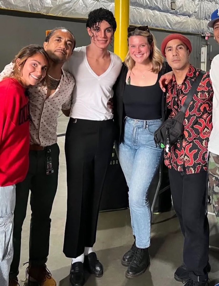 O Jaafar Jackson já com a pele branca por causa do vitiligo em cenas cortas de #Michael que devem entrar na sequência...

Já tem MAIS DE UMA HORA de cenas filmadas...