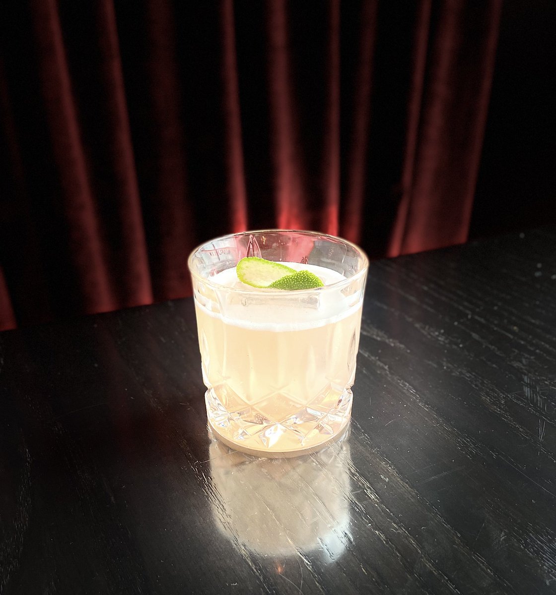 midoriyasourvt's tweet photo. a friend of mine turned 21. she is a server that admired the craft. a little more ingredients than I usually do, but approachable. this is what I made her and wanted to share 💚

stitch by stitch
tequila • licor 43 • clarified pineapple and grapefruit • strawberry • lime https://t.co/WnbRm5mNb8