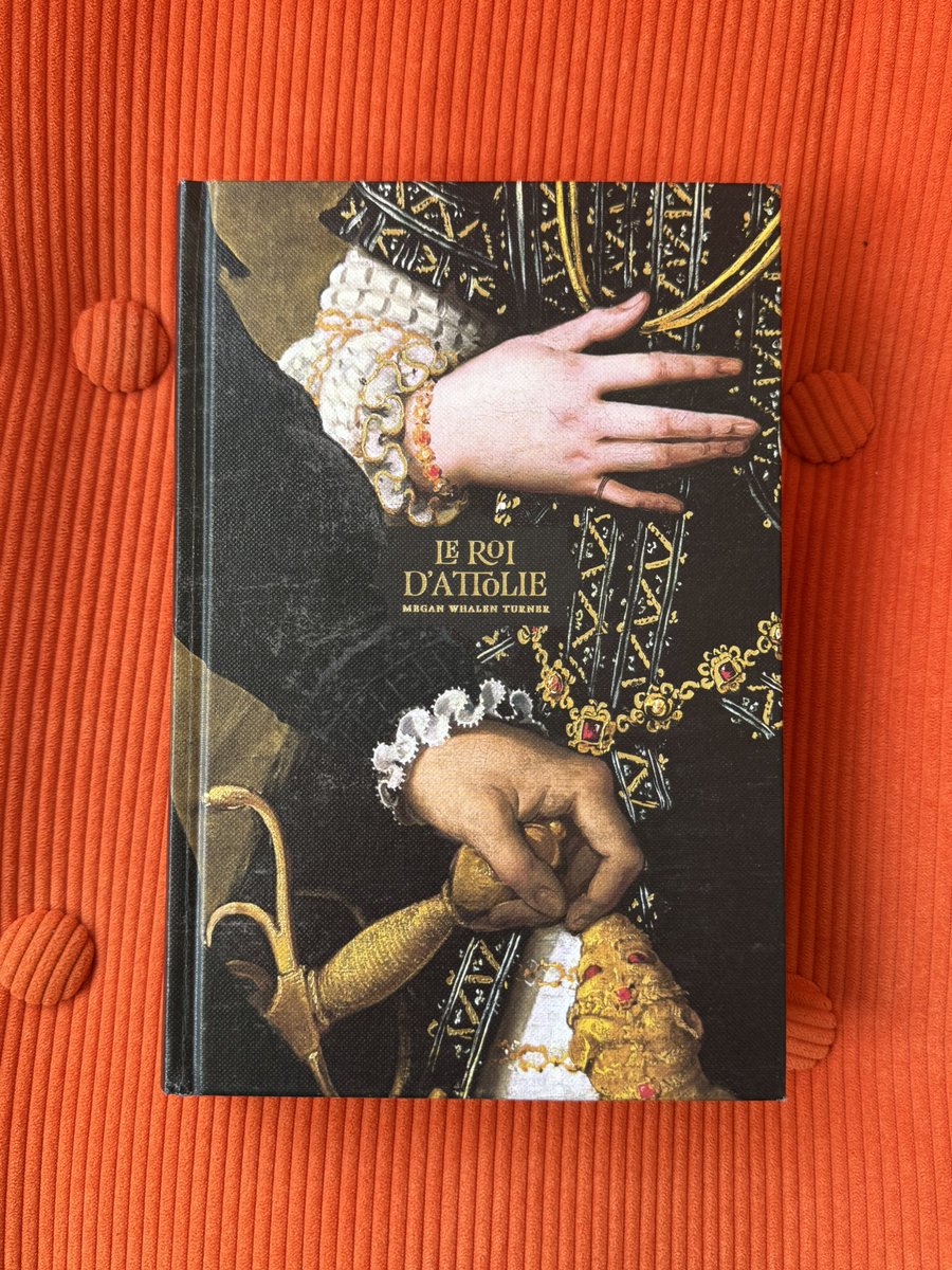Manzananass's tweet image. #lecture du moment « Le Roi d’Attolie » de Megan Whalen Turner. Avec ce tome 3 de la saga Le Voleur de la Reine, l’autrice réinvente encore son univers. Après l’aventure et la guerre, on entre dans un huis clos où les intrigues de cour refaçonnent les tensions politiques.