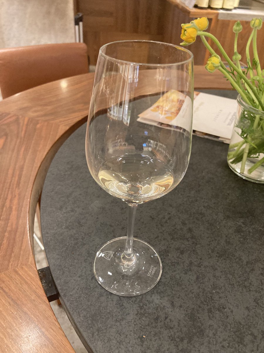 lieder_cats's tweet photo. ヴュルツブルクに来たから、フランケンワイン飲んだ。普段お酒飲まない自分が飲んでも美味しいのがわかるワインだった！！ https://t.co/iyeIkxtdOo