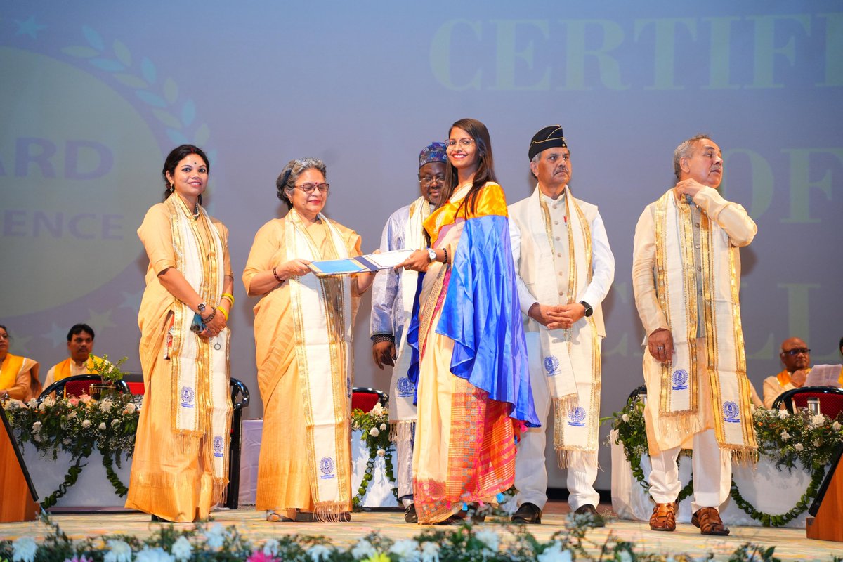 1stIndiaNews's tweet image. #Jaipur: जयपुर की डॉ.अलका यादव ने मनवाया अपनी प्रतिभा का लोहा

उत्तर भारत की पहली एमडी न्यूट्रिशन एंड डायटेटिक्स गोल्ड मेडलिस्ट बनीं डॉ.अलका, 2015 में BNYS बैच की गोल्ड...

#RajasthanWithFirstIndia #DrAlkaYadav #JaipurNews