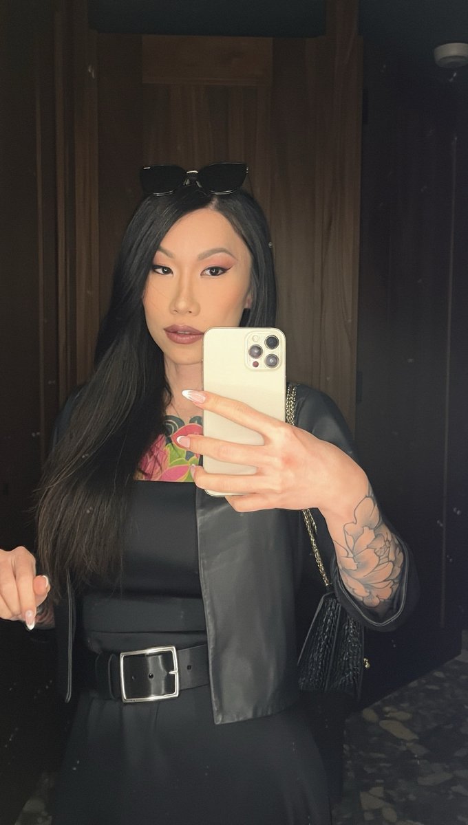 yanatsbabe's tweet photo. It’s an all black kind of day 🧛‍♀️ https://t.co/P7CJ6CpMVH