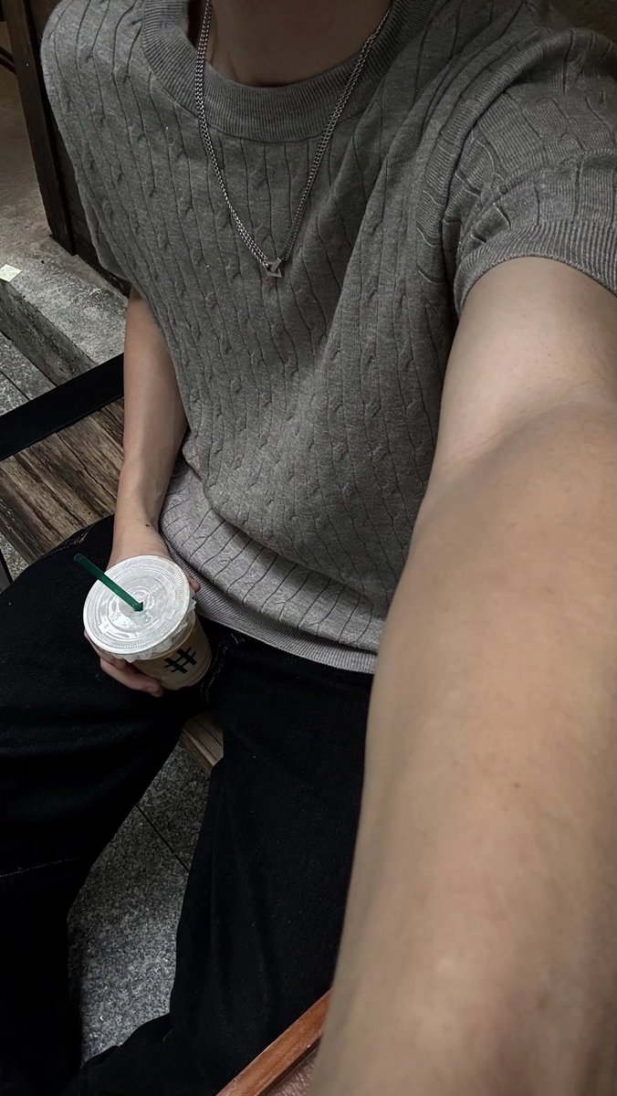 Chhengyiee__'s tweet image. 发现一个人一段时间就会下意识的逃避谈恋爱 有时候看着身边朋友都幸福起来心里也会想尝试谈恋爱 但说真的现在的我不太想谈恋爱因为没人能真正懂我极致的清醒也告诉我没有人会一直陪着我 我常常在想是不是习惯了一个人 还是我已经失去了再去爱一个人的能力了 任何新人的出现都好似打扰我的生活 #side