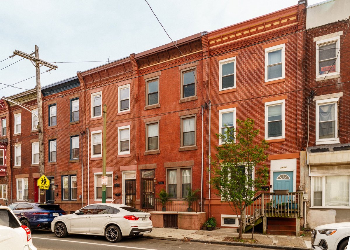 zillowgonewild's tweet image. I’M FOREVER a sucker for a Philadelphia rowhome, here’s one with “all victorian character intact”. 

CLFO $469,000 and already pending after 3 days on the market.

Also, fish stairs
