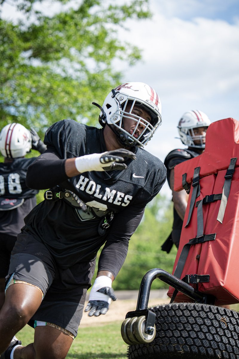 luhdeone5's tweet photo. Spring @HolmesccFB ☑️ back to work‼️ https://t.co/aWHBdnbM5r