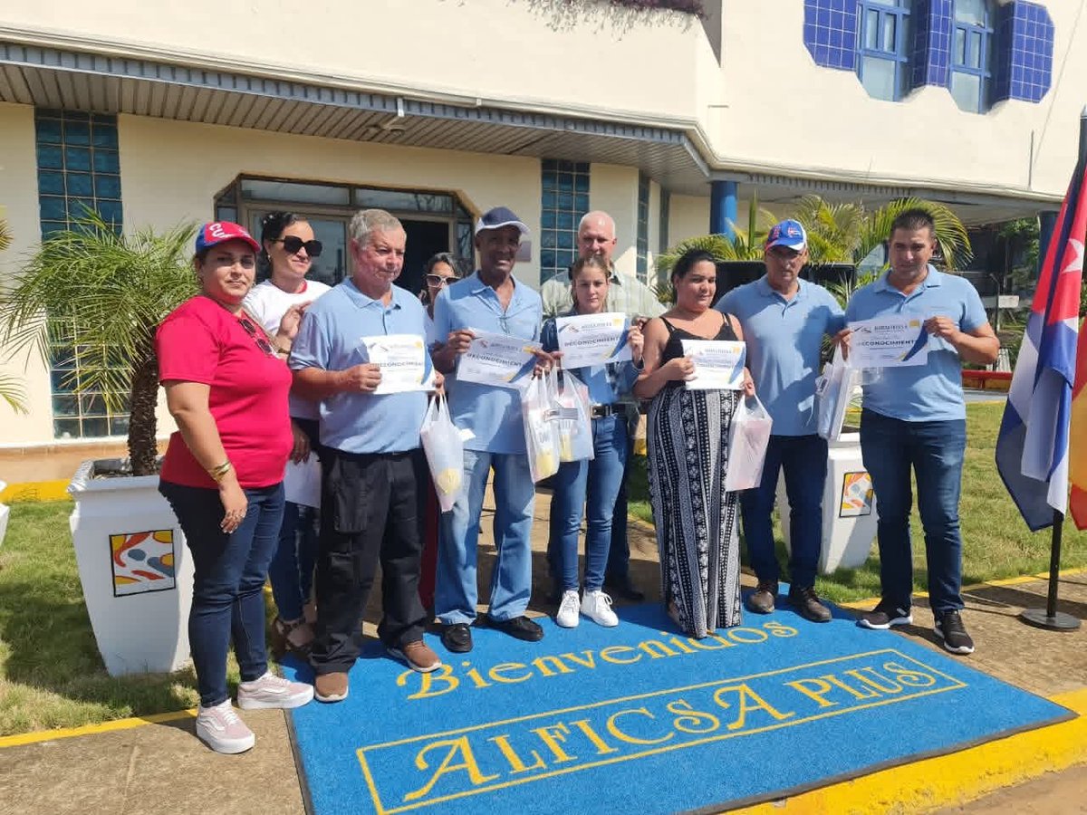 MenaConeza's tweet photo. Recibe hoy el colectivo de ALFICSA PLUS SA la bandera que nos acredita Vanguardia Nacional resultado de metas alcanzadas, objetivos cumplidos y el compromiso de avanzar con pasos firmes.
Seguimos destilando el futuro.
Felicidades a la gran familia de ALFICSA PLUS #100fuegosVibra. https://t.co/MeVvmS7dhJ