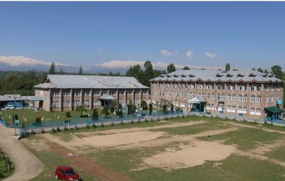 newswithaftab14's tweet image. What’s happening in #Kashmir? First #Urdu being removed from schools… and now this 💔
#DarulUloomJamia #SirajulUloom has been declared unlawful under #UAPA, shutting down a place that was educating 800+ underprivileged Kashmiri children-
 #HumanRights #KashmiriStudents #Trending