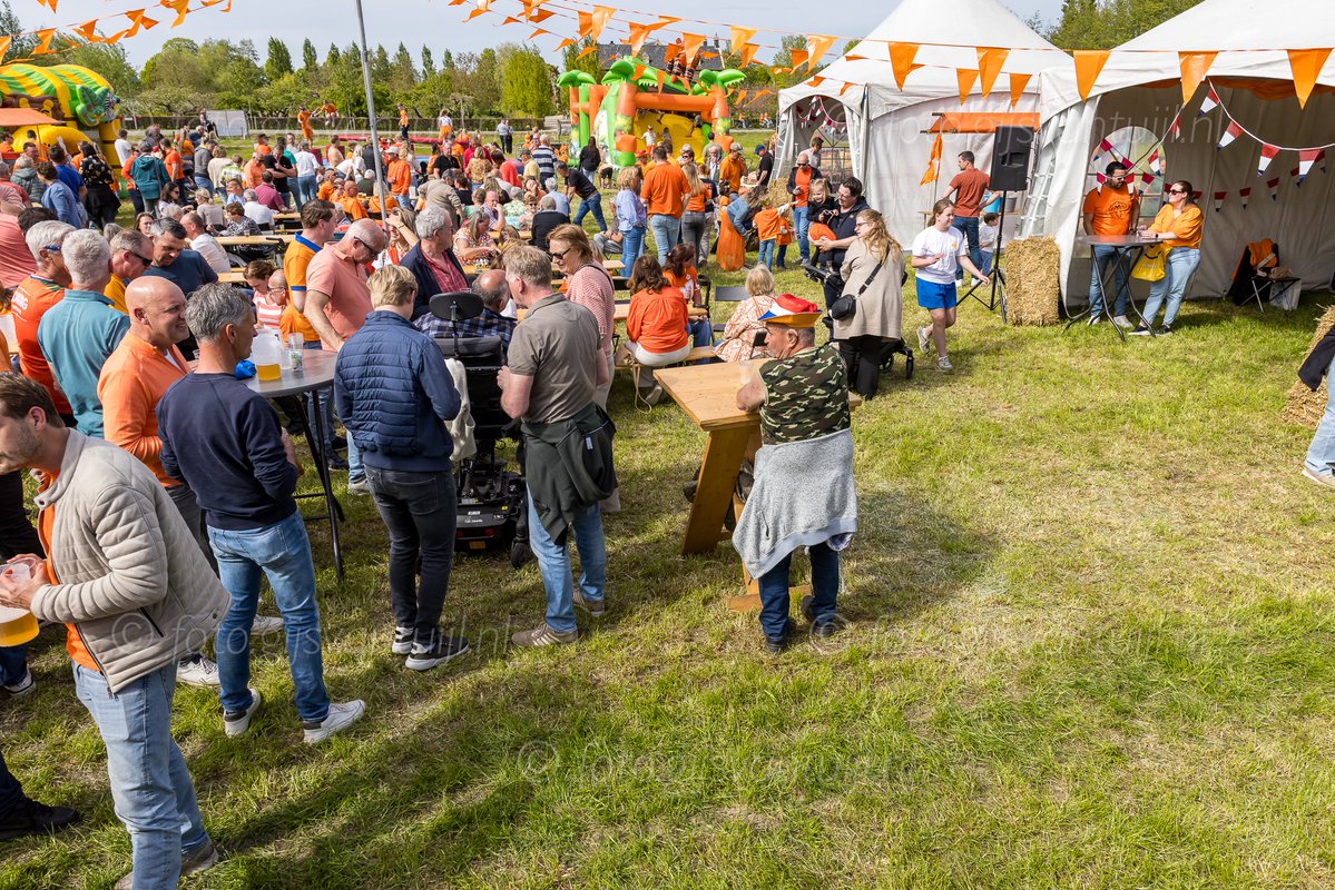 Foto weergaven van Koningsdag te Kerkwijk georganiseerd door D'n Treffer.
Linkje naar de foto's  >>>   tinyurl.com/chuc9xmk