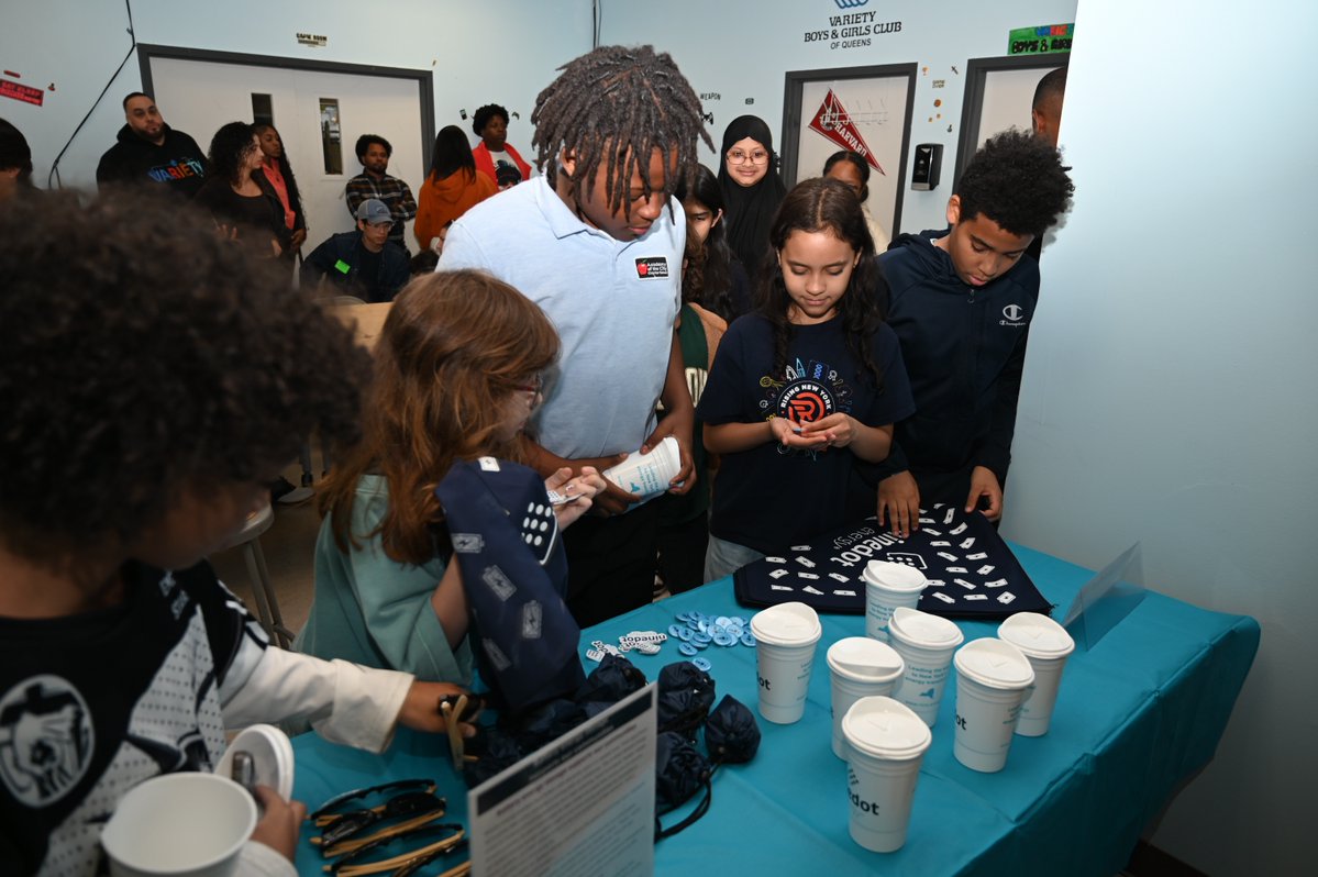 ninedotenergy's tweet image. Where creativity, community, and sustainability meet. For 70+ years, @vbgcq has empowered youth with safe spaces to learn and grow. Their new Tech &amp;amp; Clean Energy Lab and mural help inspire the next generation. Thank you to @Costa4NY! 
 #CleanEnergy #CommunityImpact