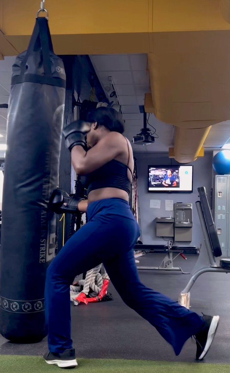 AlexiaApples's tweet image. I have respect for the game 🤝🏾 even though we don’t play boxing 😮‍💨🔥 #boxing #boxer #box