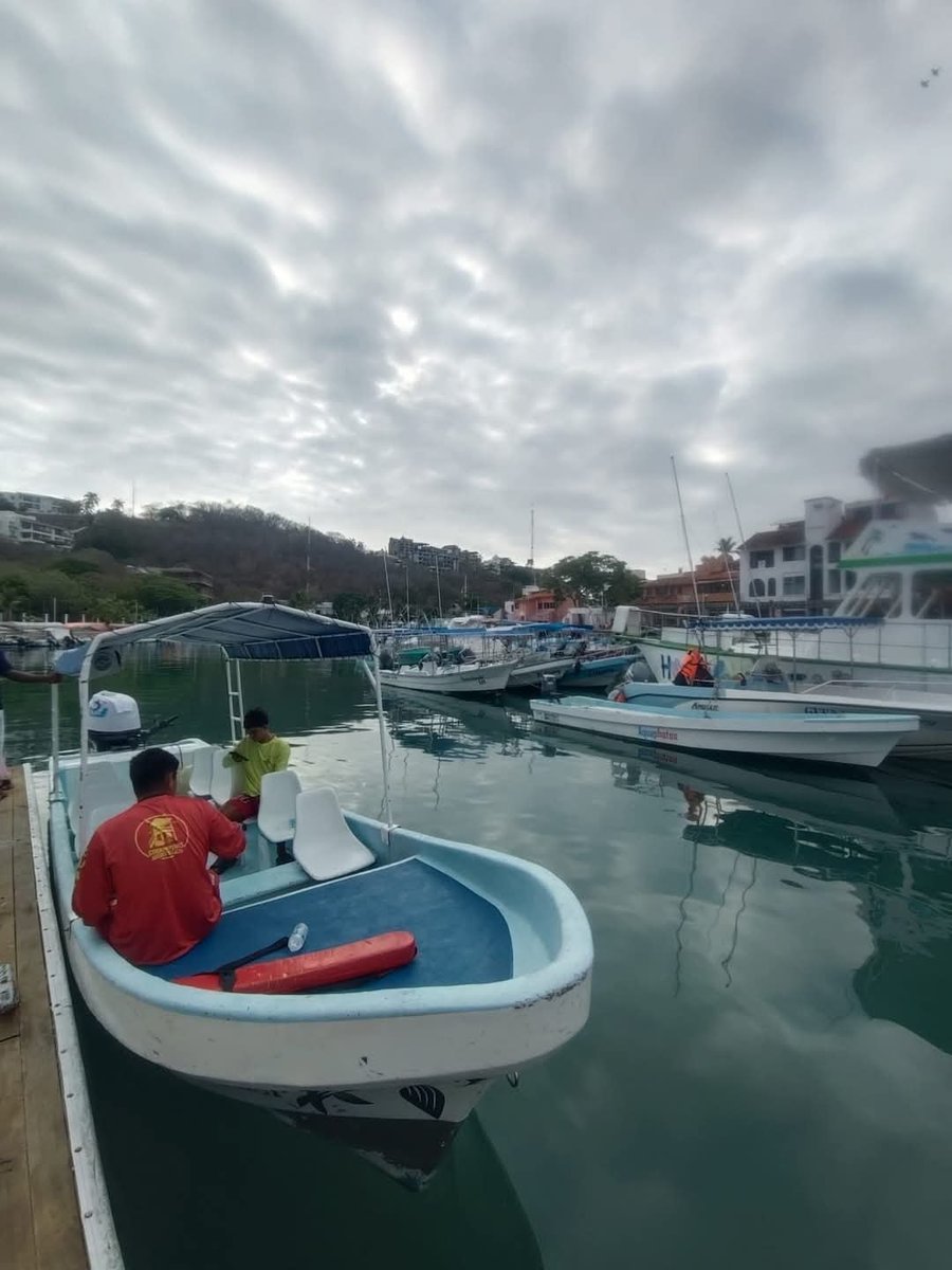 CentralQNoticia's tweet image. 🚤🚨CONTINÚA BÚSQUEDA DE PESCADOR DESAPARECIDO EN SANTA CRUZ HUATULCO 

Se intensifican las acciones de búsqueda con autoridades municipales y elementos de la Secretaría de Marina.

Nota:
goo.su/v7v8T

#CentralQNoticias #Oaxaca #Noticias 
centralqoax.com