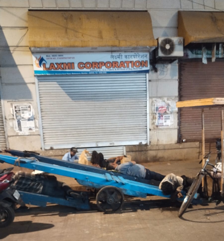 Bycullasena's tweet photo. @CPMumbaiPolice @Nagpadaps @DcpZone3Mumbai daily this people sleep nite on hathgadi at Taj manzil front maulana azad road opp Cafe samunder next to nagori hsptl 
Pls take strict action soon 
Come under @Nagpadaps 
Due to this women &amp; collage gng girl can't walk safely on road https://t.co/7Lrn3kziq1