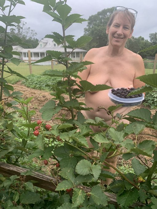 KimandJim1's tweet photo. 1st Saturday of May is World Naked Gardening Day...who's joining us? https://t.co/k6MylRxBlj