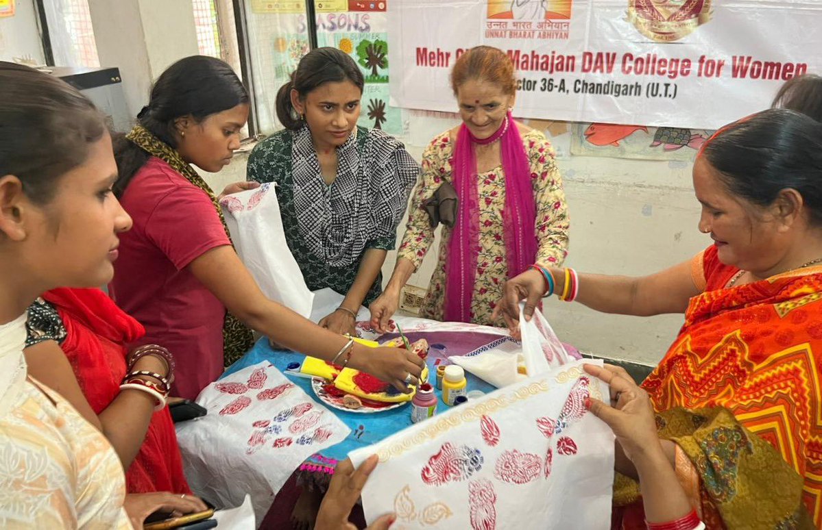 MCMDAVCW's tweet image. UBA Cell of @MCMDAVCW, in collaboration with Dept of Home Science, held workshop ‘Hastkala’ at the Anganwadi-cum-Creche, Sector 42 B, Chandigarh, by Dr. Rati Arora, Assistant Professor, Department of Home Science at the college.
Post Courtesy: Department of #MassCommunication