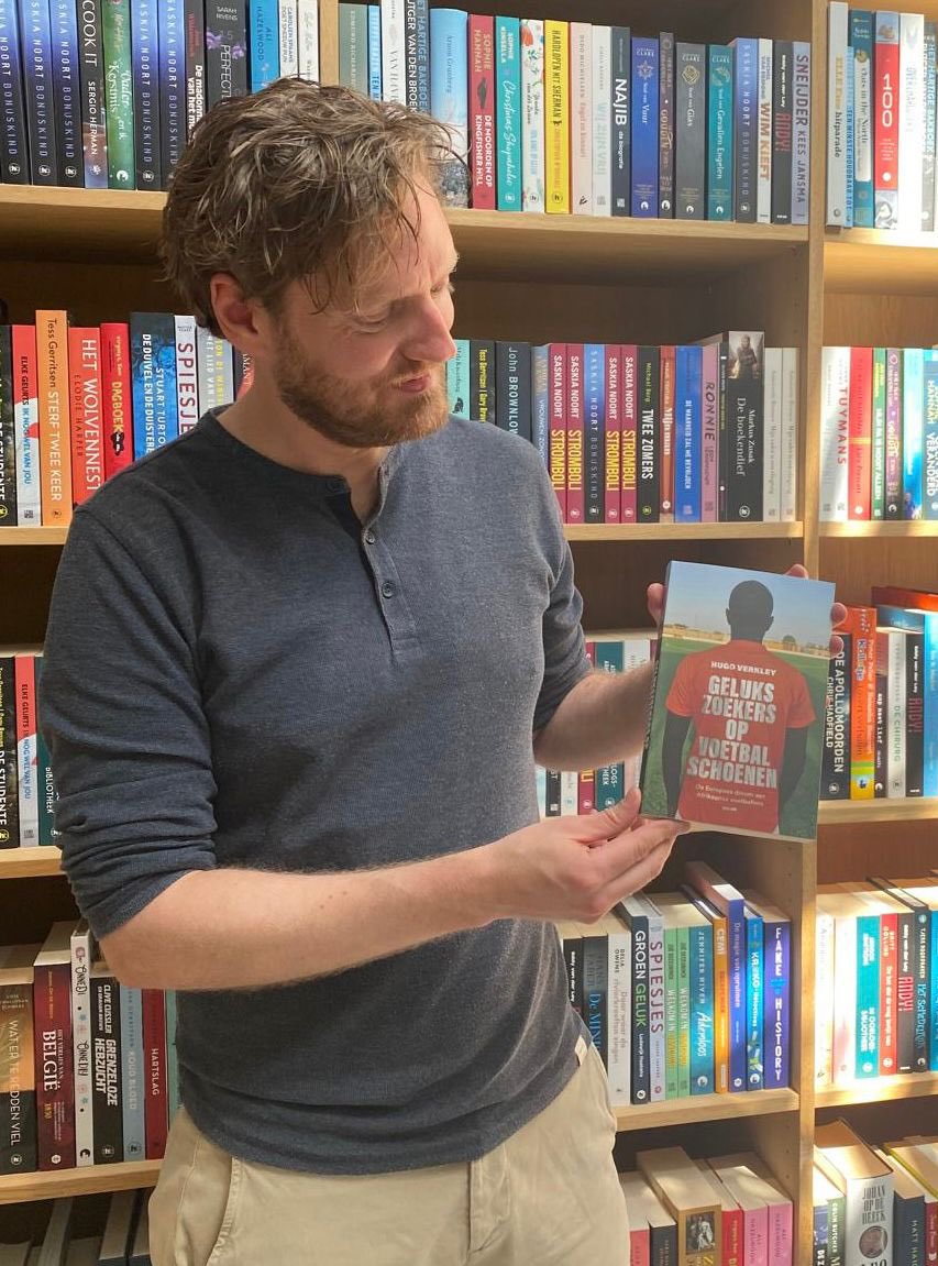 Vinyl_Tong's tweet photo. Big congratulations on the release of your book @HugoVerkley Proud to have played a part in this important project. The stories of African players need to be told, and you’ve done it with real care and honesty.
#gelukszoekers #voetbal #migratie https://t.co/sufBUZrF7f