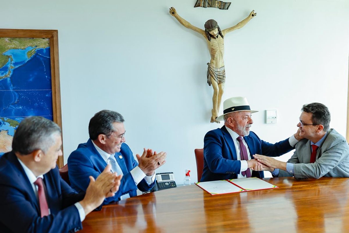 Assinei hoje a nomeação de Odair Cunha para o cargo de ministro do Tribunal de Contas da União. Na ocasião, também recebi em meu gabinete o presidente do TCU, Vital do Rêgo Filho, e o ministro das Relações Institucionais, José Guimarães. Desejo a Odair um excelente trabalho na