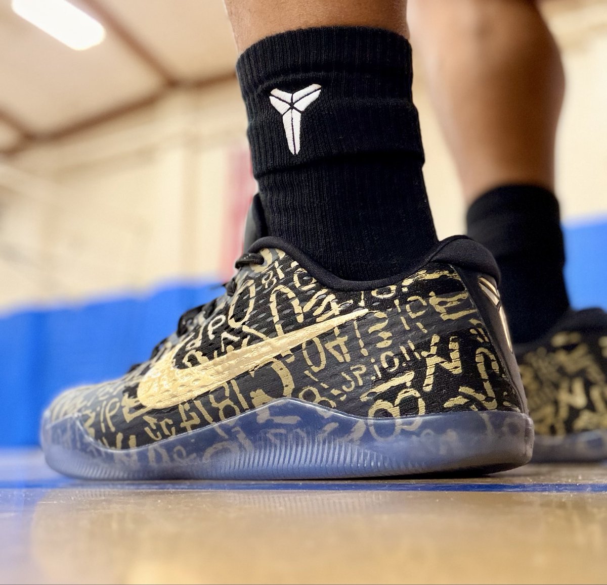 kb8thekid's tweet photo. Kobe XI mamba days for today, i don’t think I’ll get tired of this colorway, it’s just such a great reminder. Plus my socks came in 😆 #wdywt #kotd #nike #nikebasketball #mamba #kobe #zkxi #kobe11 #mambaday @Nike @nikebasketball https://t.co/zx94MnoP25