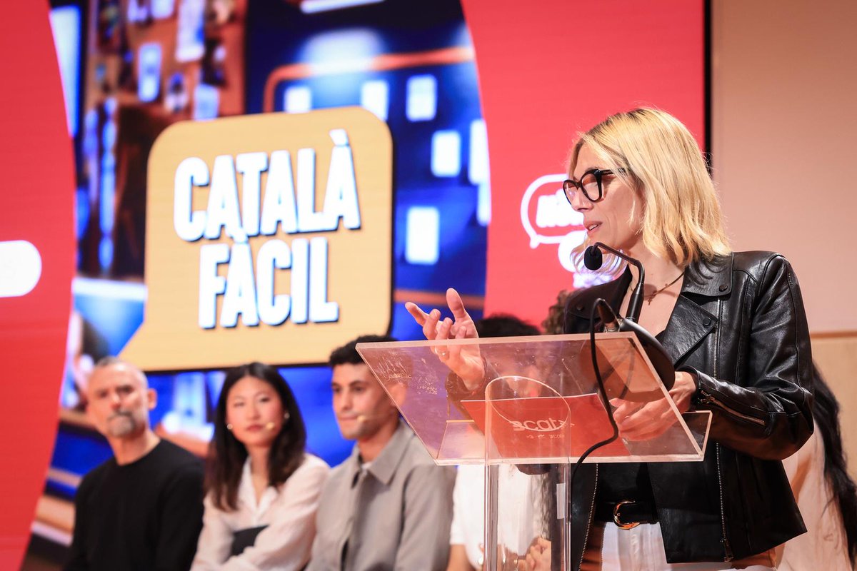3CatCorporatiu's tweet photo. 📣 3Cat presenta “Català fàcil", una nova aposta audiovisual per impulsar l’ús real del català entre nouparlants

🎓 El projecte dona el tret de sortida a 3CatCampus, l’espai de formació digital de 3Cat per a públic adolescent i adult, que neix per créixer

📍 S’ha presentat a la biblioteca Jaume Fuster (Barcelona), en un acte amb representants d’entitats, institucions i col·lectius vinculats a la llengua i comunitats culturals diverses

💬 En el marc de la Setmana de la Llengua, Rosa Romà, presidenta de 3Cat: “3Cat assumeix el repte de créixer com a agent actiu del català i promoure la incorporació efectiva de nouparlants”

📲 Ja disponible a la plataforma 3Cat i als perfils de 3CatCampus a YouTube, Spotify, Instagram i TikTok

🔗 https://t.co/UGMVVGWW7t

#CatalàFàcil3Cat #3CatCampus