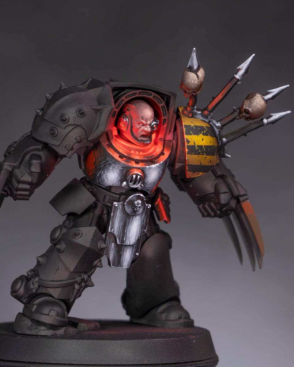 theminiaturista's tweet image. Iron Brother Calviron painting in process. Kitbash from a regular terminator, with some bits from @greytidestudio and a custom shoulder pad with chaos spikes. Hope you like how it's going.

#warhammer40k #warhammer #paintingwarhammer #warhammercommunity