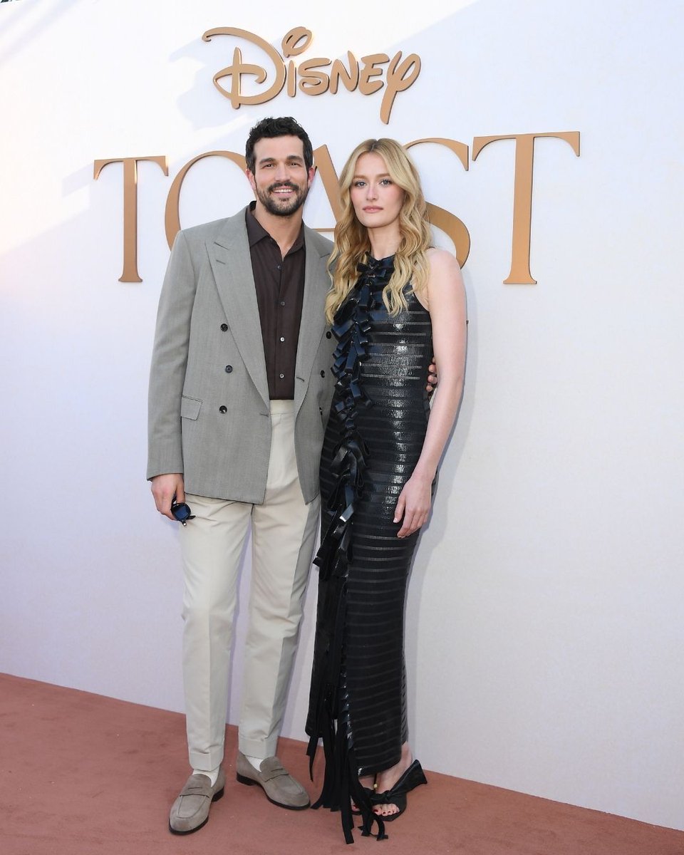 vogueturkiye's tweet image. #LoveStory dizisinin yıldızları #PaulAnthonyKelly ve #SarahPidgeon, Soho House Holloway’da düzenlenen bir davete birlikte katıldı. Pidgeon, uzun süredir tercihi olan minimalist görünümlerin yerine ön kısmında üç boyutlu fiyonk aplikeleri olan siyah deri bir elbise giydi. Yıldız