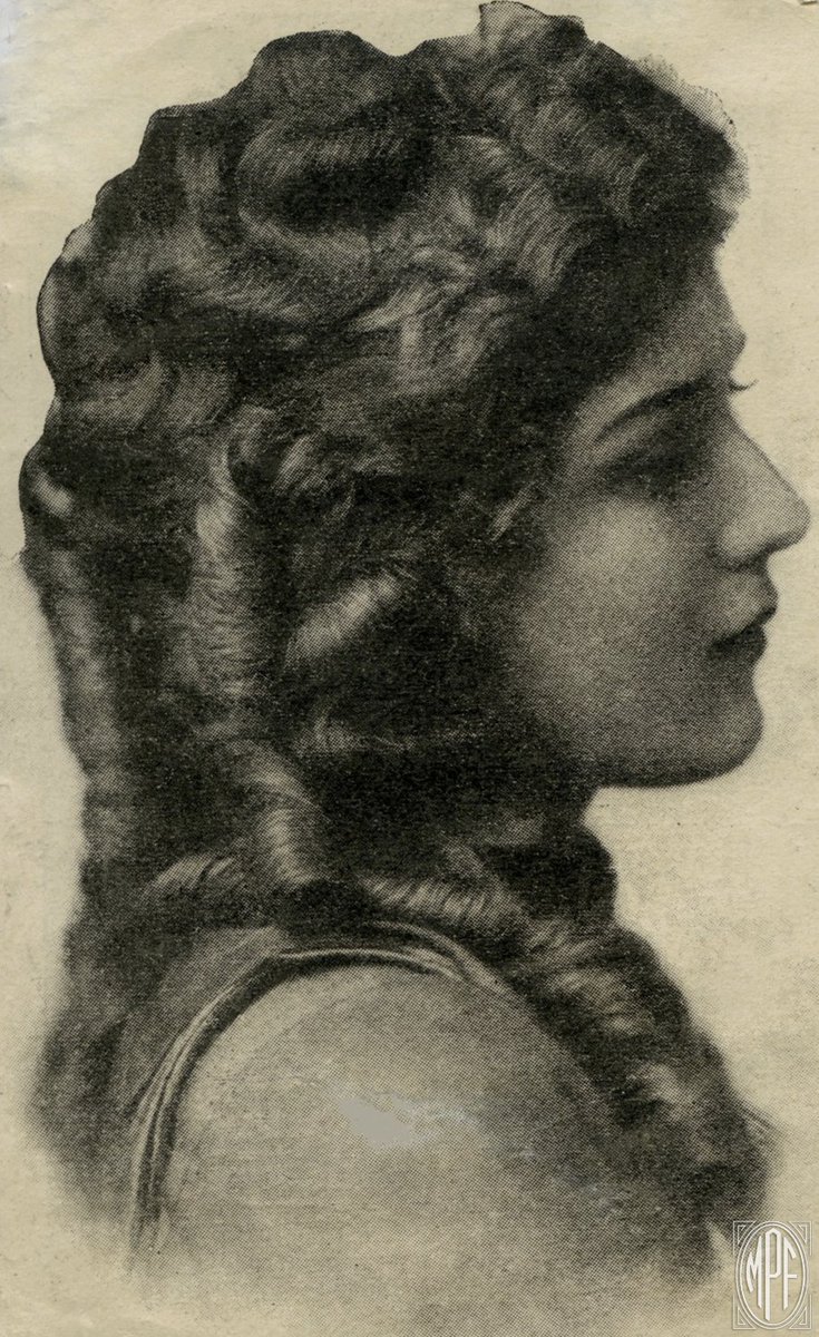 TheMaryPickford's tweet image. From an early age, Mary's mother would wrap her hair in silk ribbons at night to create her lovely curls.

#marypickford #fashionicon #womeninfilm