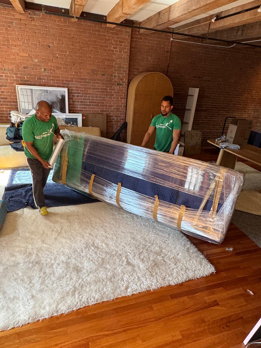 Stairhoppers's tweet image. Big sectional? Giant table? We’ve got it. 💪
It looks crazy and scary, but this is what our average day looks like. It’s heavy, for sure - but it doesn’t have to feel stressful. 
We’re Boston's most trusted mover for many years in a row, and this is also why. 💚#boston #movingday