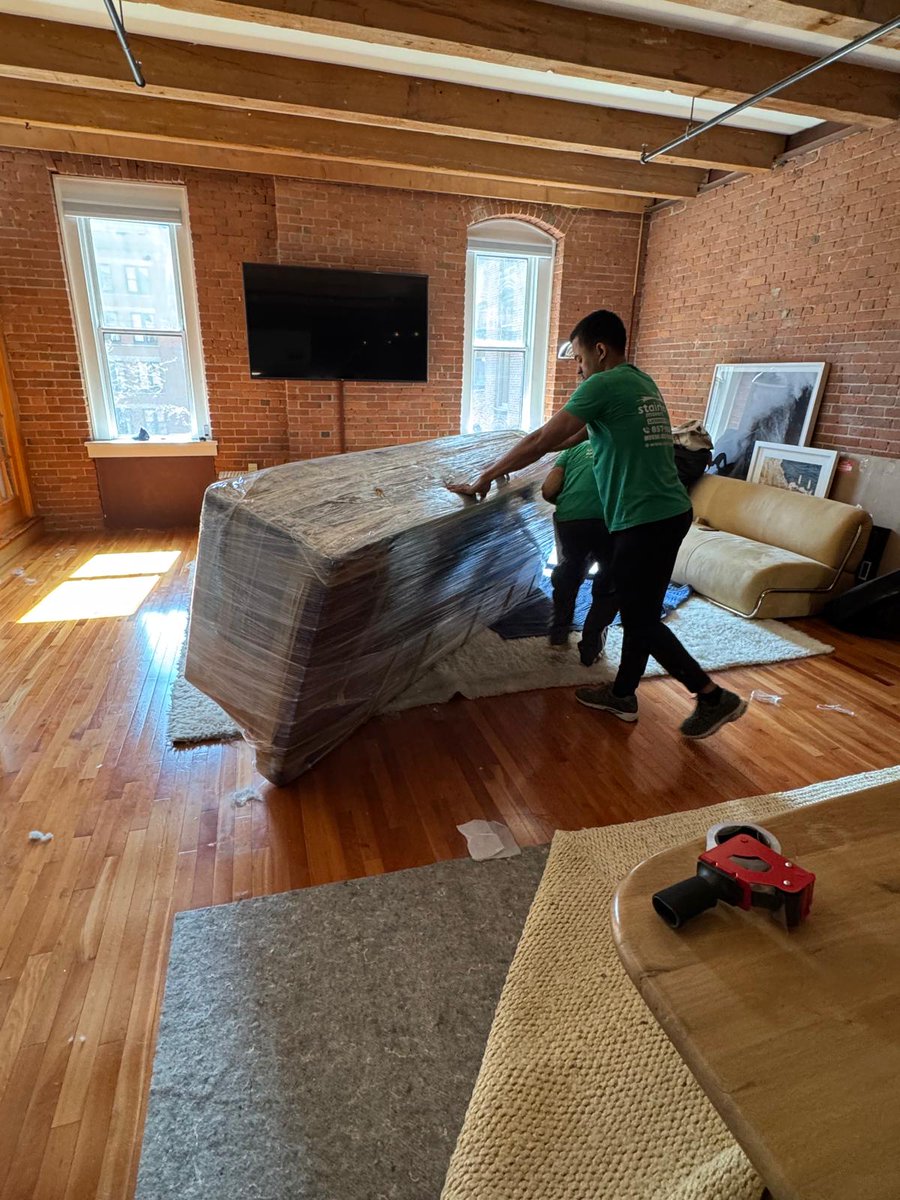 Stairhoppers's tweet image. Big sectional? Giant table? We’ve got it. 💪
It looks crazy and scary, but this is what our average day looks like. It’s heavy, for sure - but it doesn’t have to feel stressful. 
We’re Boston's most trusted mover for many years in a row, and this is also why. 💚#boston #movingday