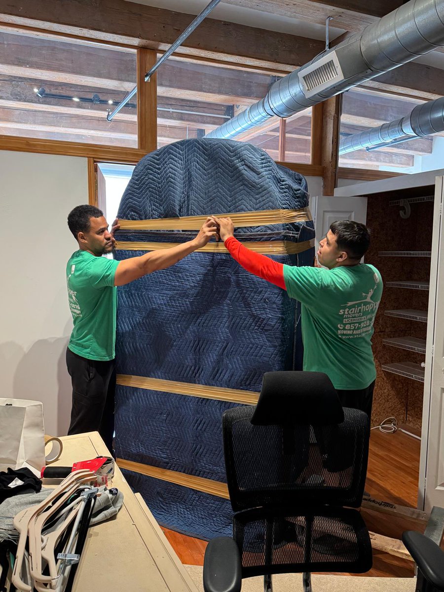 Stairhoppers's tweet image. Big sectional? Giant table? We’ve got it. 💪
It looks crazy and scary, but this is what our average day looks like. It’s heavy, for sure - but it doesn’t have to feel stressful. 
We’re Boston's most trusted mover for many years in a row, and this is also why. 💚#boston #movingday