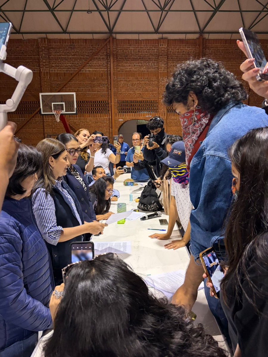 cdhmorelos's tweet image. 1/2 🕊️ La Comisión de Derechos Humanos del Estado de Morelos (CDHM) brindó acompañamiento en calidad de observadora durante las mesas de diálogo sostenidas entre autoridades de la @uaemorelos y la Resistencia Estudiantil, los días 24 y 25 de abril.

#DDHH #UAEM #Observación