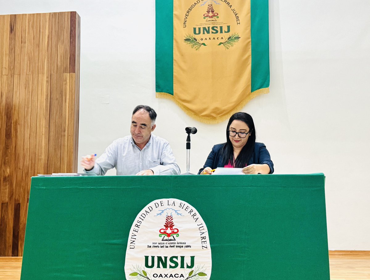 cociteioficial's tweet photo. 🎓✍🏼 Consolidamos la colaboración académica

Con el fin de ampliar las oportunidades a estudiantes, impartimos en @UNSIJ_SUNEO una plática informativa sobre programas de becas vigentes, también firmamos acuerdos para impulsar proyectos que fortalezcan la competitividad de Oaxaca. https://t.co/vxnIHocka5
