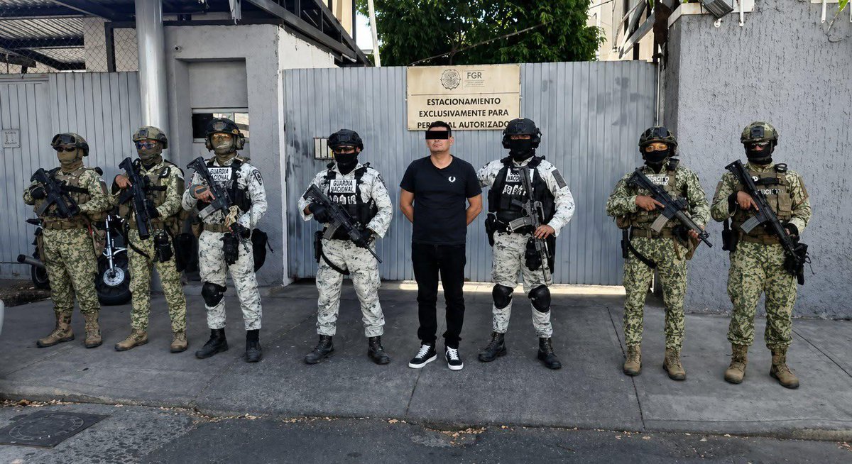 HRS4NTOS's tweet photo. La #FERI de la @GN_MEXICO_ fue quien dio captura de este "Cesar "N" a "Guero Conta" del CJNG, con equipos de Fuerzas Especiales, Helicópteros, Trabajo Técnico y trabajo de campo. 
#SeguridadNacional #Mirmidones #guardianacional 
@Defensamx1  @lopezdoriga @ELMUNDODELNARCO https://t.co/8bhHHVrlba