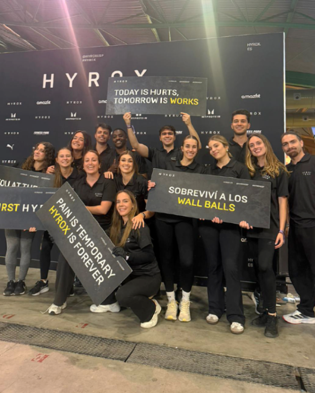workoutevents's tweet photo. Registro, guardarropa, finish zone 🏁, water station 💧, atención en stands... Miles de participantes, un solo equipo. Así fue HYROX Málaga con WorkoutEvents ⚡

🔗 https://t.co/pGD0X3AIoO

#WorkoutEvents #StaffEventos #EventosDeportivos https://t.co/rzckYI3oRs
