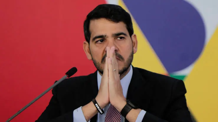 Um homem que assina uma recomendação para utilizarem meios cruéis de assassinato de crianças nos úteros das mães e alega que ASSINOU SEM LER, pode ser considerado alguém de moral ilibada e notável saber jurídico?