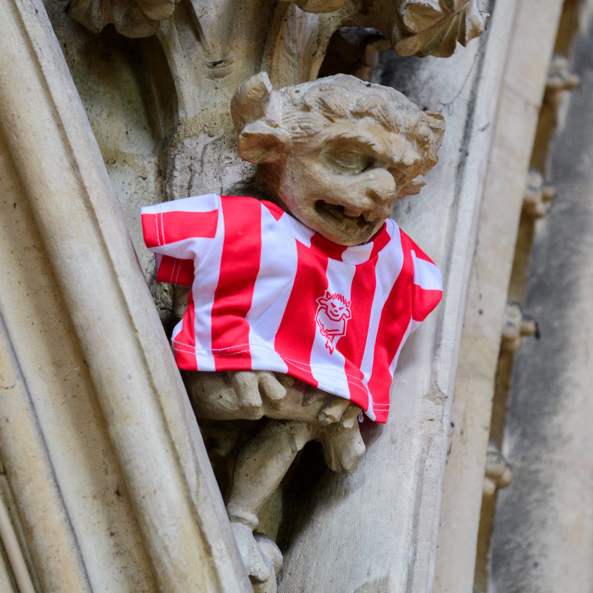 LincolnCity_FC's tweet photo. ♥️ We love this new look for the iconic Imp in Lincoln Cathedral! Thanks to Stuart Boyfield, the Cathedral’s longest serving member of staff and lifelong City supporter, who dressed the Imp for the first time in its history as Jack Moylan and Ivan Varfolomeev watched on!