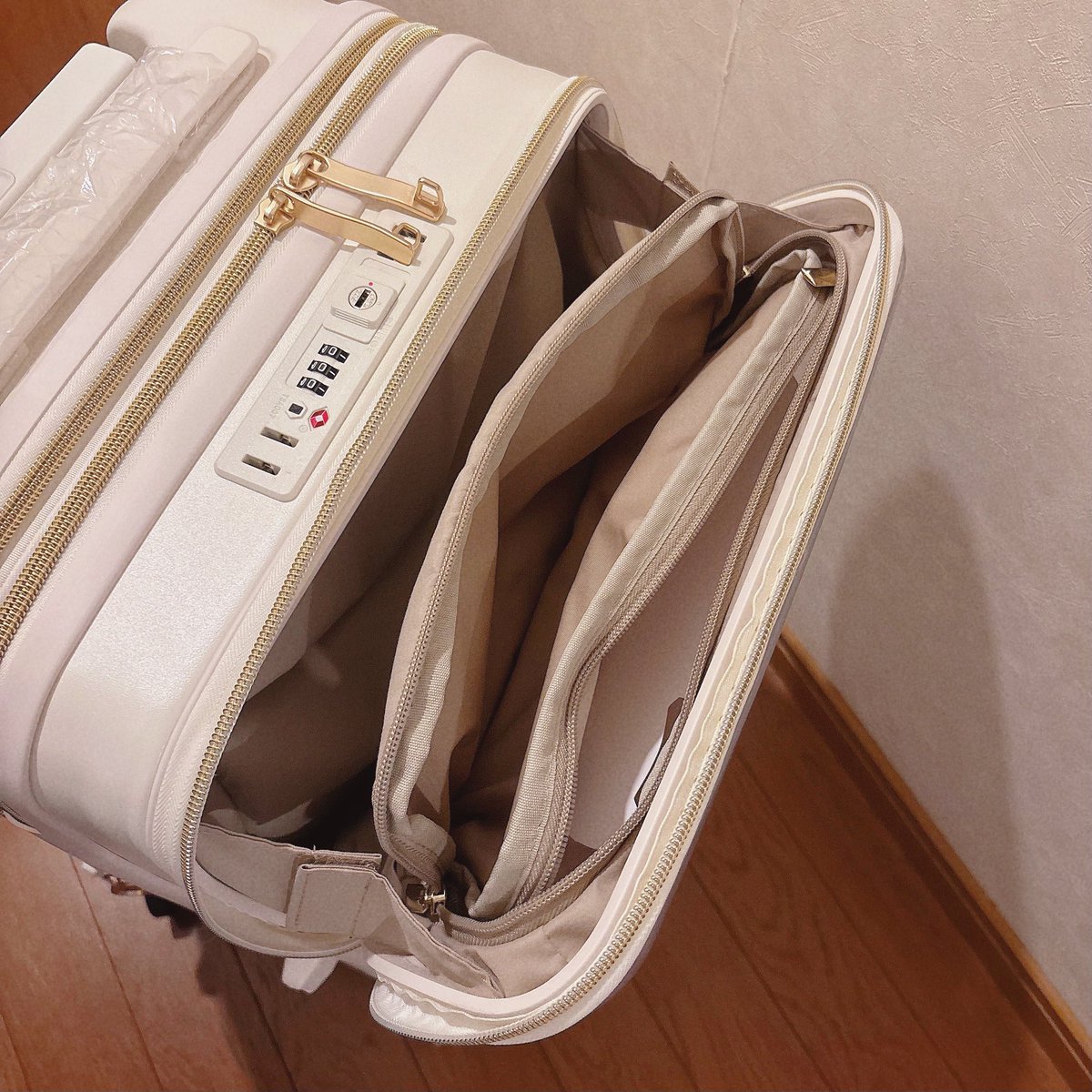 kyomi_jOvOj's tweet photo. 株式会社sifflerシフレ様【@hapi_tas】から『カプセルキャリー スーツケース』を頂きました！

ぬいを可愛く安全に運べる神アイテム𓈒𓂂𓏸
旅先で手が塞がっていてもそのまま撮影ができます⟡.·
早速もちぬい＆アクスタを入れてみました（☟続く）

#シフレで推し活
#のん当選日記 https://t.co/mF7DvCPKfF