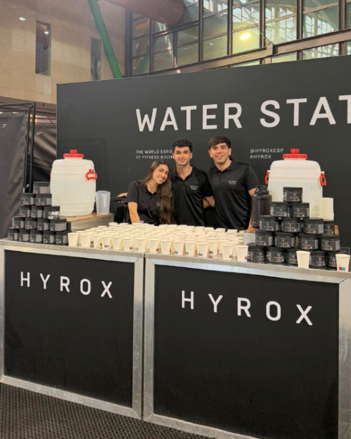 workoutevents's tweet photo. Registro, guardarropa, finish zone 🏁, water station 💧, atención en stands... Miles de participantes, un solo equipo. Así fue HYROX Málaga con WorkoutEvents ⚡

🔗 https://t.co/pGD0X3AIoO

#WorkoutEvents #StaffEventos #EventosDeportivos https://t.co/rzckYI3oRs
