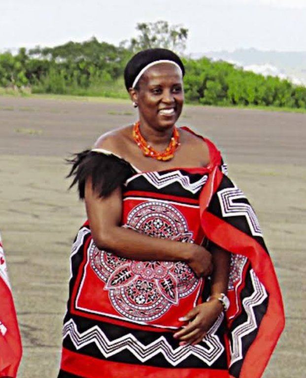 GLAM DLOZI'S CLUTTERED KITCHEN tweet media