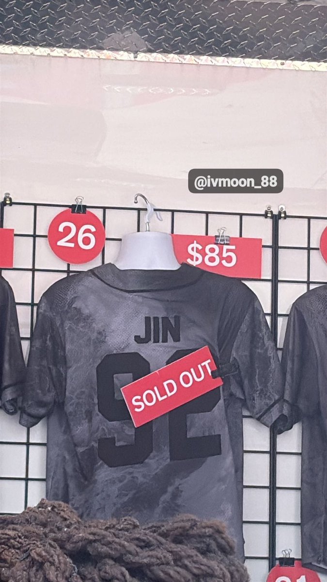 jinspacelatam's tweet image. La jersey de Jin de la merch de Arirang en Tampa D-3 ya están SOLD OUT🔥

Como era de esperarse…
Jin no conoce el concepto de “disponible”

Si alcanzaste, excelente decisión
Si no… ya sabes que con Seokjin no se duda 

#방탄소년단진 #진 #BTSJIN #JIN