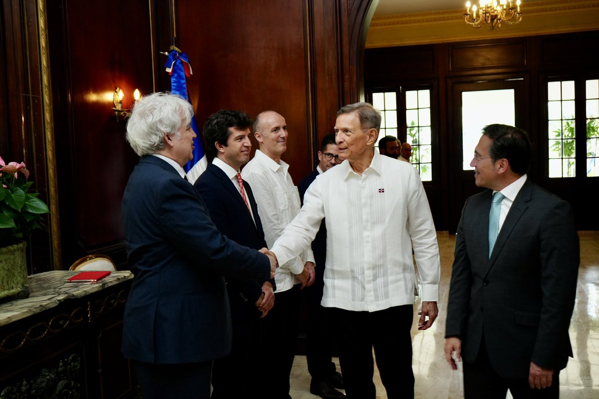 MIREXRD's tweet photo. El ministro Álvarez extendió un saludo formal a la delegación que acompaña a su homólogo español. 🇪🇸🤝🇩🇴 https://t.co/fyribJdi0N