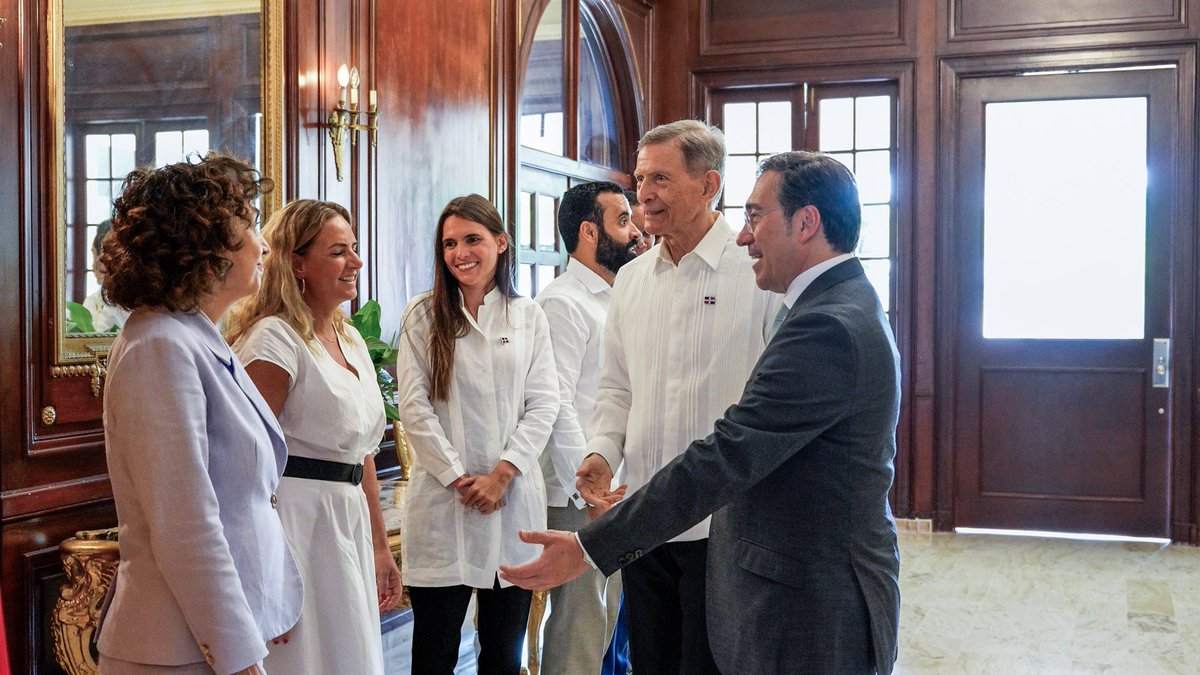 MIREXRD's tweet photo. El ministro Álvarez extendió un saludo formal a la delegación que acompaña a su homólogo español. 🇪🇸🤝🇩🇴 https://t.co/fyribJdi0N