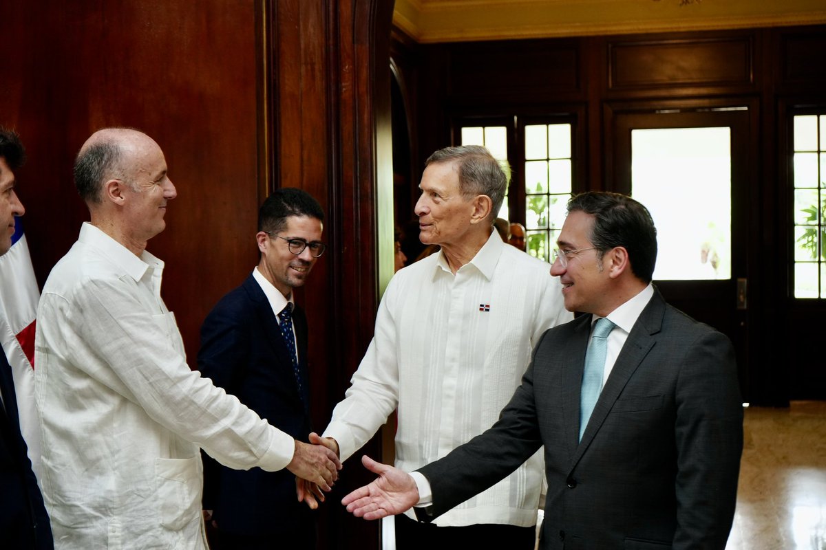 MIREXRD's tweet photo. El ministro Álvarez extendió un saludo formal a la delegación que acompaña a su homólogo español. 🇪🇸🤝🇩🇴 https://t.co/fyribJdi0N