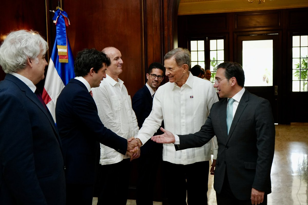 MIREXRD's tweet photo. El ministro Álvarez extendió un saludo formal a la delegación que acompaña a su homólogo español. 🇪🇸🤝🇩🇴 https://t.co/fyribJdi0N